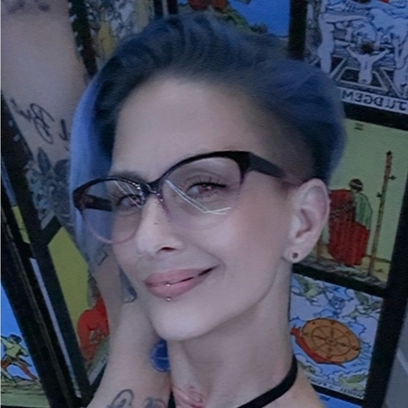 Meet your Posher, Dee - Picture 2 of 3